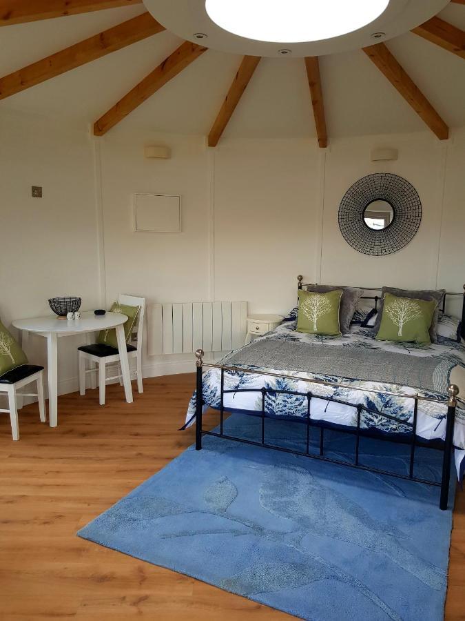 Skye Cabins Skeabost Buitenkant foto
